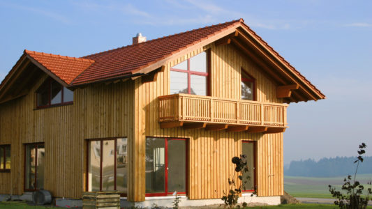 Holzhaus mit Balkon