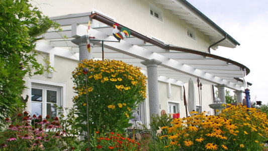 Pavillon aus Holz und Beton