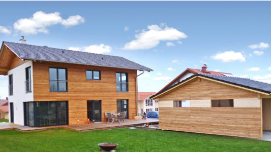 Modernes Holzhaus mit Garage