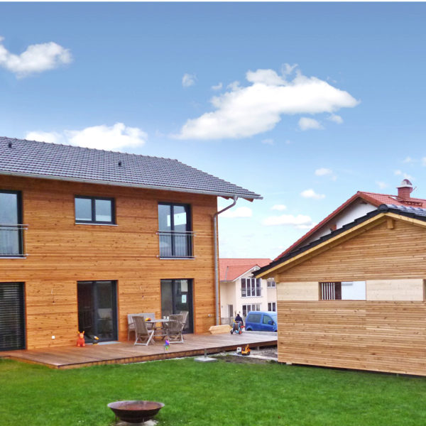 Modernes Holzhaus mit Garage